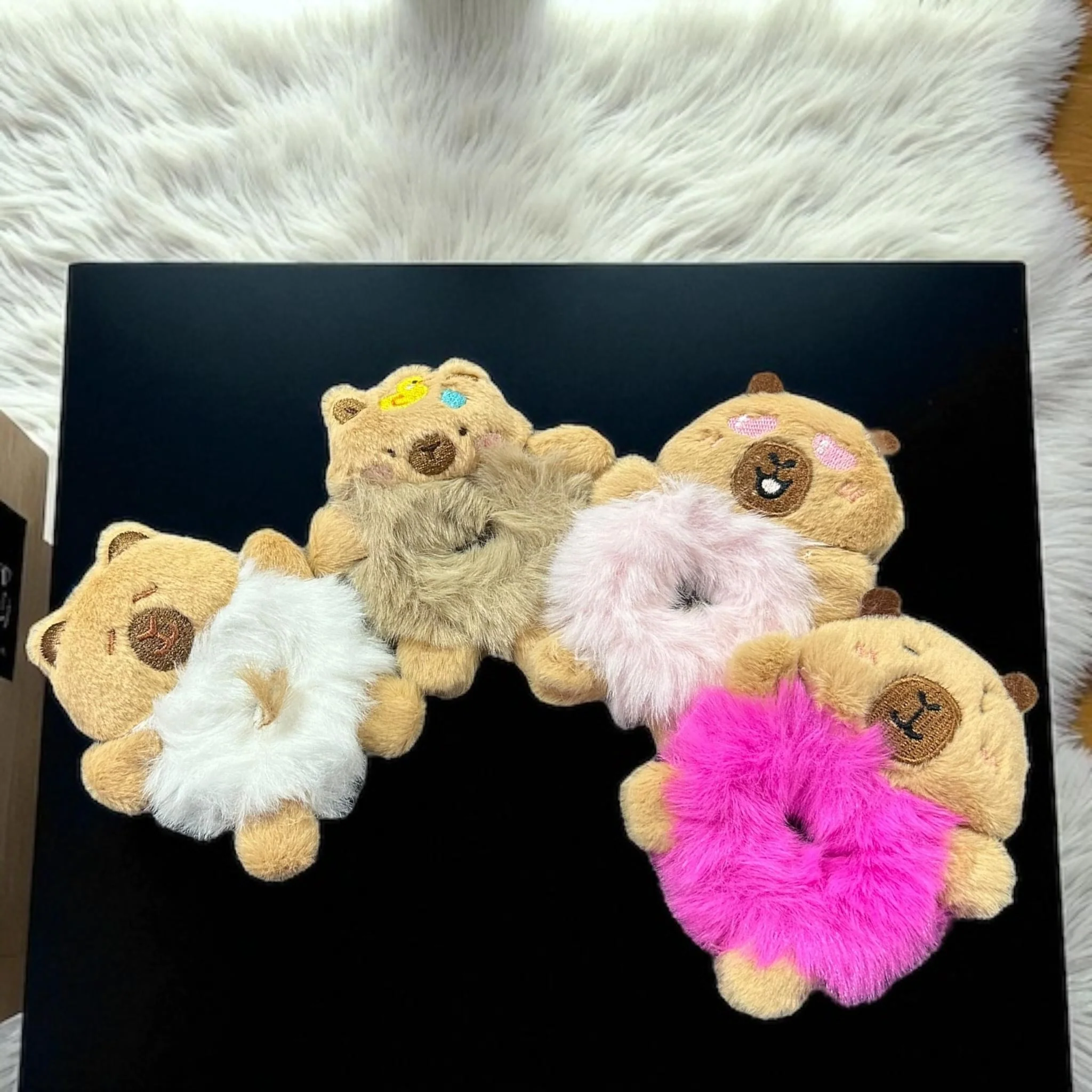 12 Scrunchies Capibaras Peluches $18 c/u - Image 2